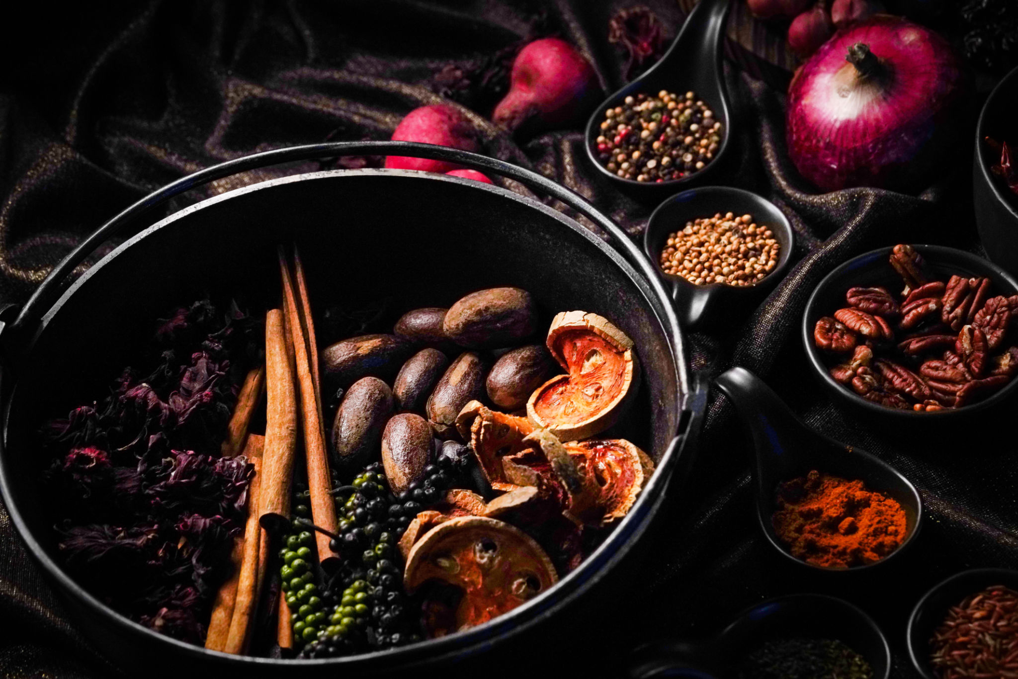 A variety of condiments and spices Put in a container Used in indian food Exhibit low light. A variety of condiments and spices Put in a container Used in indian food Exhibit low light.