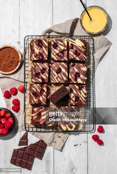 hausgemachte schokoladen-brownies mit himbeeren - brownie stock-fotos und bilder