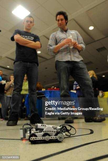 Ben Rarick 131 Aaron Robot Photos & High Res Pictures - Getty Images