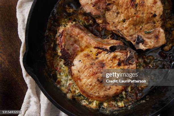 cheesy spinat gefüllte schweinekoteletts - schweinekotelett stock-fotos und bilder