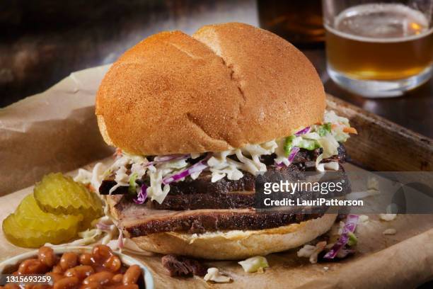 broodje gerookte runderborst - bbq sandwich stockfoto's en -beelden