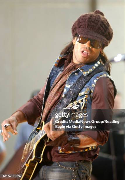 Lenny Kravitz perfoms during the Today Show as part of the Toyota Summer Concert Series on NBC.5-20-04Susan L. Angstadt