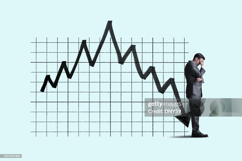 株価チャートの低下に傾く男