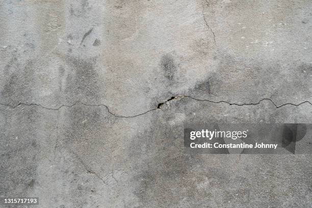 cracked concrete wall background - sol en ciment photos et images de collection