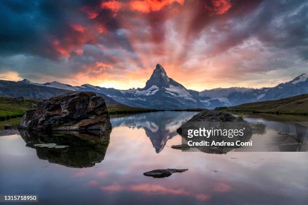 matterhorn reflected in lake stellisee at sunset. zermatt, valais canton, switzerland - wahrzeichen stock-fotos und bilder