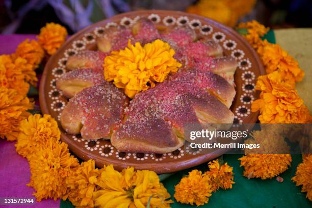 "pan de muertos" on day of the dead altar. - pan de muerto stockfoto's en -beelden