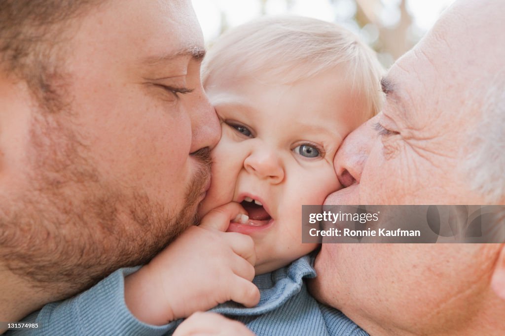 Kaukasier Großvater und Vater Küssen Sohn