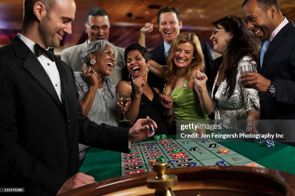 Encantados de amigos juegos de mesa de ruleta en el casino