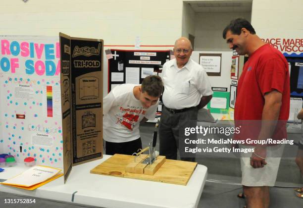Ben Rarick Middle School Science Fair Photos and Premium High Res Pictures - Getty ...