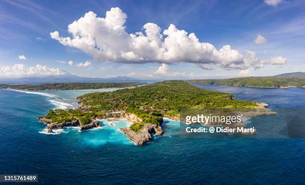 dramatic aerial panorama of the ceningan island with the blue lagoon and  agung volcano in bali, indonesida - agung volcano in indonesia stock pictures, royalty-free photos & images