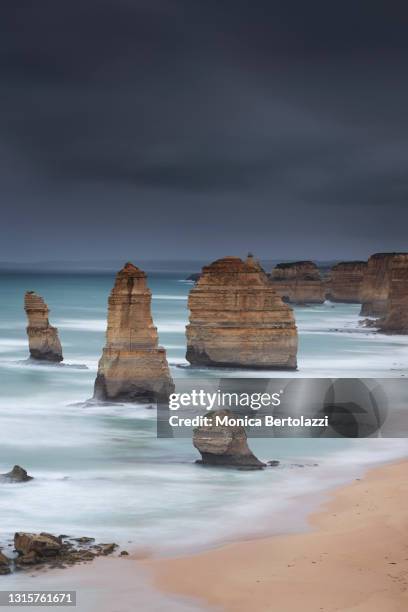 12 apostles great ocean road - rotsformatie stockfoto's en -beelden