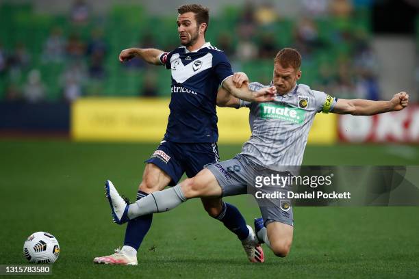 Callum McManaman of the Victory and Oliver Bozanic of the Mariners contest the ball during the A-League match between Melbourne Victory and Central...