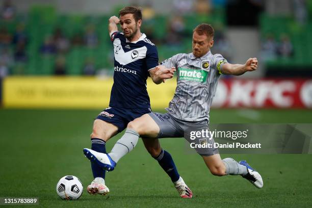 Callum McManaman of the Victory and Oliver Bozanic of the Mariners contest the ball during the A-League match between Melbourne Victory and Central...