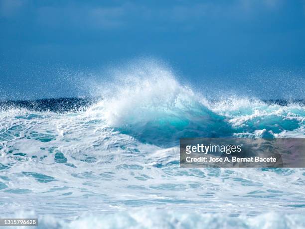 full frame of the crest of a wave of sea with white foam a day of strong gusts of wind. - 山脊 個照片及圖片檔
