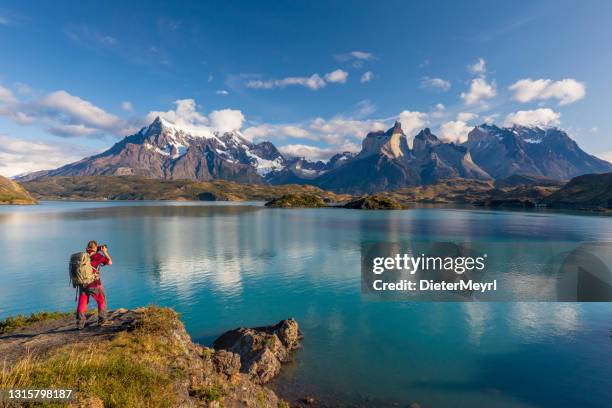 fotograaf in torres del paine bij lago pehoe - cuernos del paine stockfoto's en -beelden