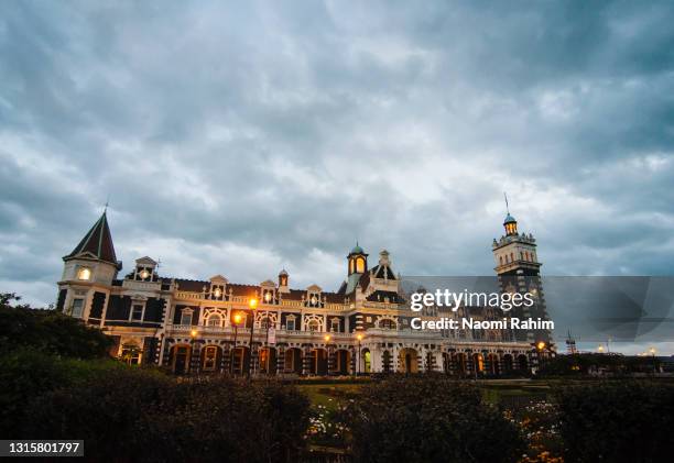 dunedin railway station, new zealand - dunedin new zealand foto e immagini stock