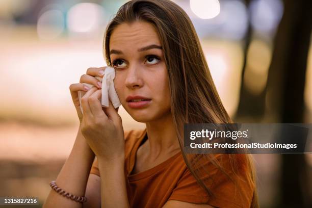 年輕女子在《自然》中在外面有過敏問題， 揉揉眼睛。 - handkerchief 個照片及圖片檔