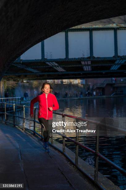 world champion endurance runner lizzy hawker training beside regents canal in london - joggeuse photos et images de collection