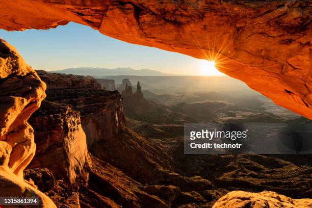 mesa arch at sunrise, canyonlands national park, utah - mesa arch imagens e fotografias de stock