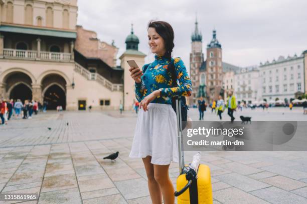 turista explorando europa del este - expatriado fotografías e imágenes de stock