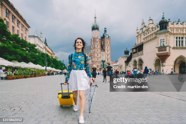toerist die het beste van europa verkent - krakow poland stockfoto's en -beelden