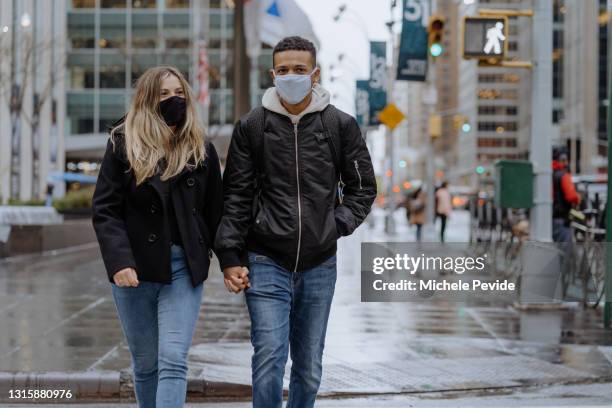 paar in vakantie in new york tijdens pandemie - coronavirus new york stockfoto's en -beelden