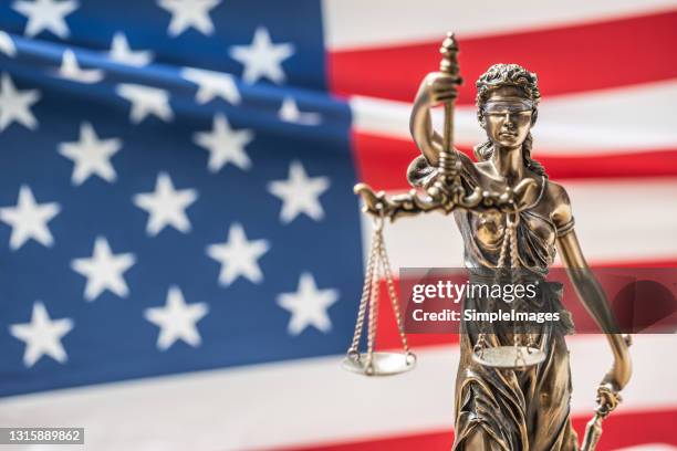 the statue of justice, goddess of justice in front of american flag. - gerechtigkeit stock-fotos und bilder