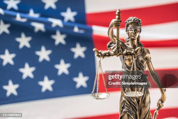 the statue of justice, goddess of justice in front of american flag. - verfassung stock-fotos und bilder