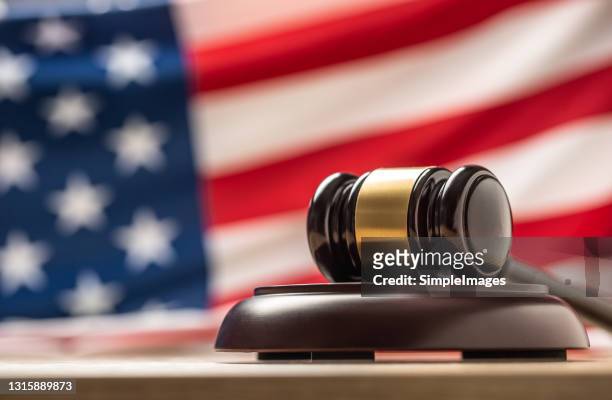 judges wooden hammer in front usa flag. - jurado derecho fotografías e imágenes de stock