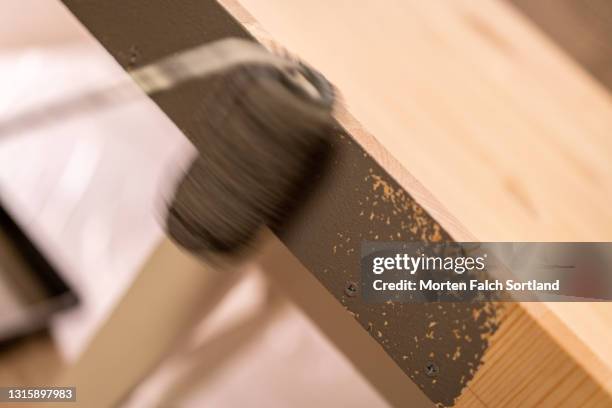 a layer of brown paint on wood - deckenverkleidung holz stock-fotos und bilder