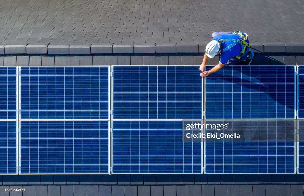 Solarpanel Installateur installation Sonnenkollektoren auf dem Dach des modernen Hauses