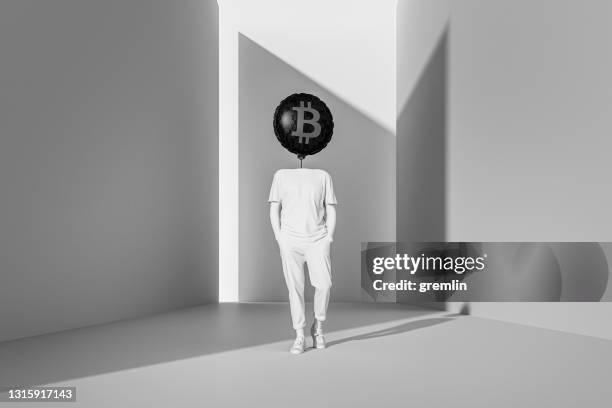 abstracte bitcoin mens - bitcoin symbol stockfoto's en -beelden