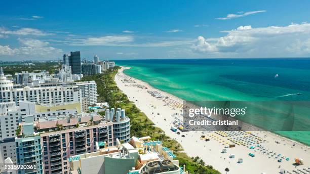 flygdrönare vy över south beach och ocean drive i miami beach, i en solig dag i maj 2021 - miami beach bildbanksfoton och bilder