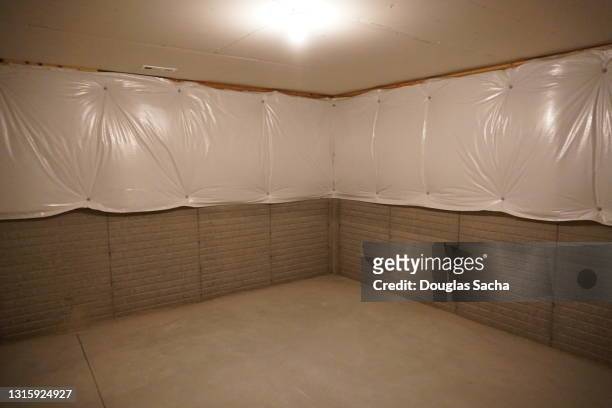 vapor barrier on a basement wall - waterproof photos et images de collection