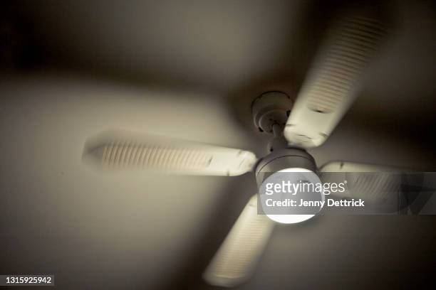 ceiling fan and light - electric fan stockfoto's en -beelden
