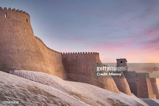 khiva city walls uzbekistan in colorful sunset twilight хива chiva - silk road photos et images de collection