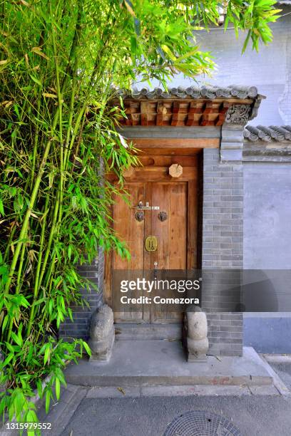 chinese old-fashioned wood door - feng shui house stock pictures, royalty-free photos & images