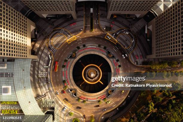 top view of the singapore landmark financial business district with skyscraper. fountain of wealth at suntec city in singapore - circular business district stock-fotos und bilder