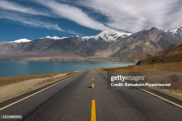 high mountain pass in the karakoram mountains in a strategic position on the northern border of the pakistan - kashgar stockfoto's en -beelden