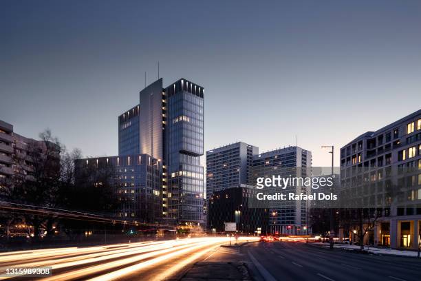 berlin modern cityscape - stadtsilhouette stock-fotos und bilder