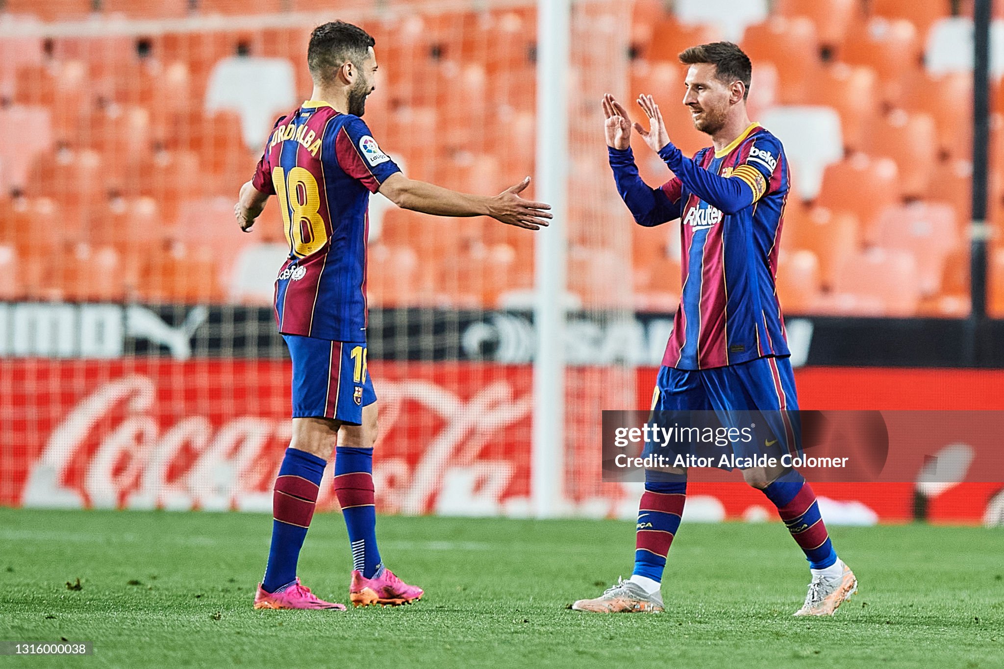 Alba honored by (former) teammates: 'Best left-back in our history'