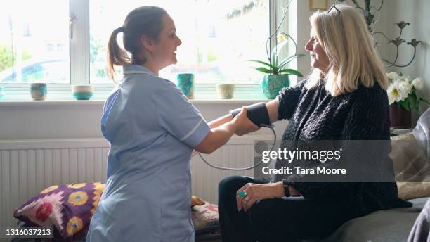 nurse and patient at home - visita doméstica fotografías e imágenes de stock