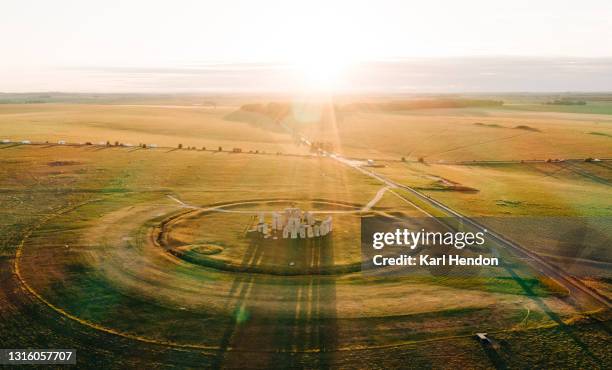 an aerial view of stonehenge at sunrise - stock photo - stonehenge stockfoto's en -beelden