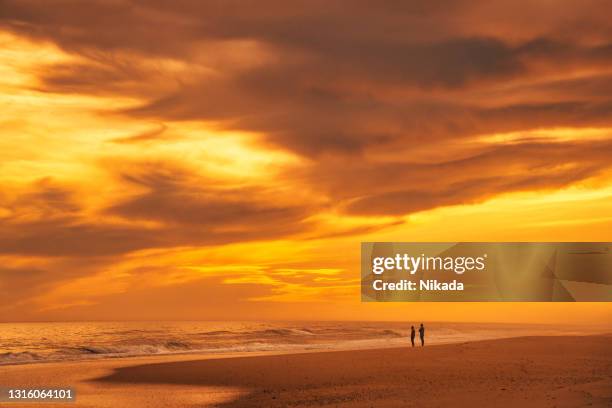 puesta de sol bellamente coloreada sobre el océano - tavira fotografías e imágenes de stock