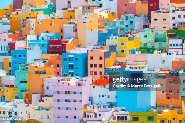 colorful houses in las palmas de gran canaria, spain - las palmas imagens e fotografias de stock