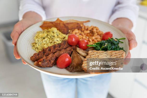 chef feminino realiza café da manhã vegetariano - vegetarianism - fotografias e filmes do acervo