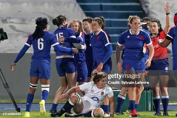 Players of France celebrate after scoring try during the women international friendly match between France and England on April 30, 2021 in...