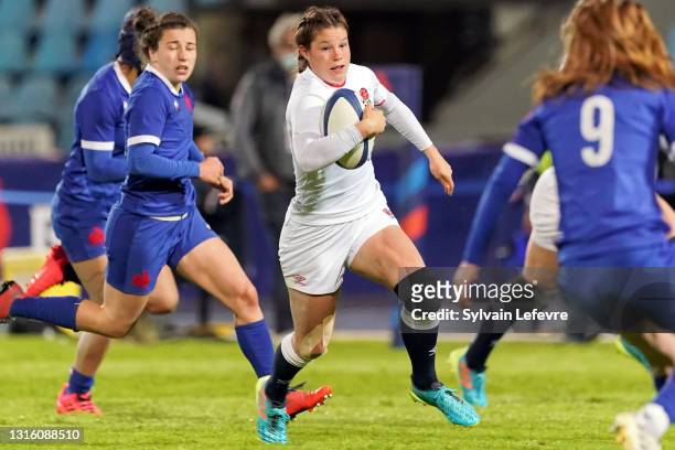 Jessica Breach of England runs with the ball during the women international friendly match between France and England on April 30, 2021 in...