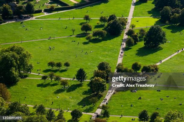 an aerial view of primrose hill next to regents park in north london with crowds of people - regent's park stockfoto's en -beelden