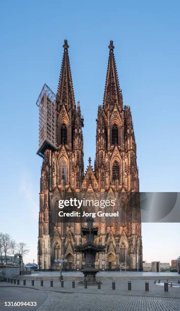 cologne cathedral at sunset - dom van keulen stockfoto's en -beelden